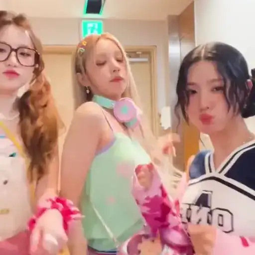 Sticker 👯‍♀️