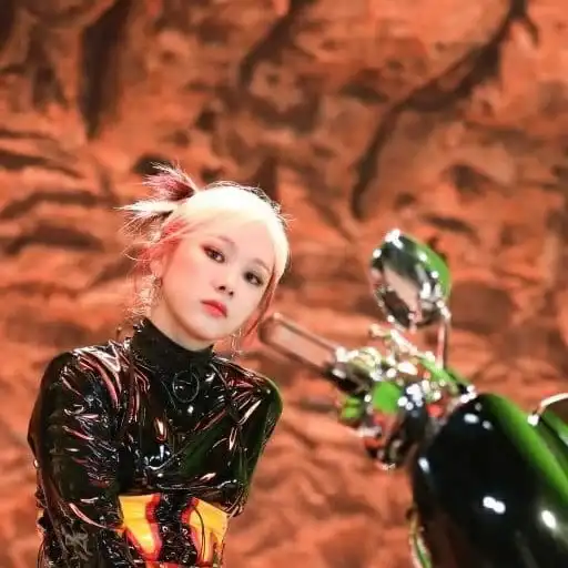 Mia from EVERGLOW k-pop music preview