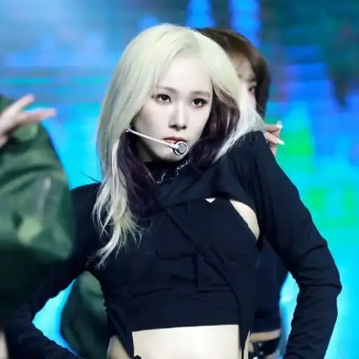 Mia from EVERGLOW k-pop music preview