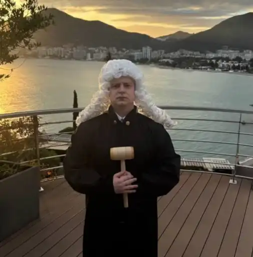 Sticker 👨‍⚖️